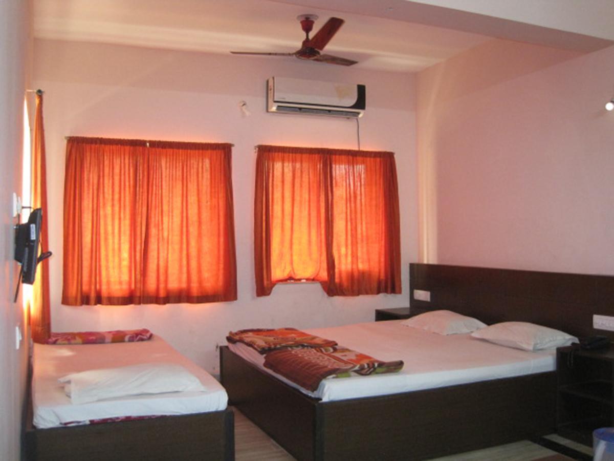 Hotel Arya Palace Puri Esterno foto