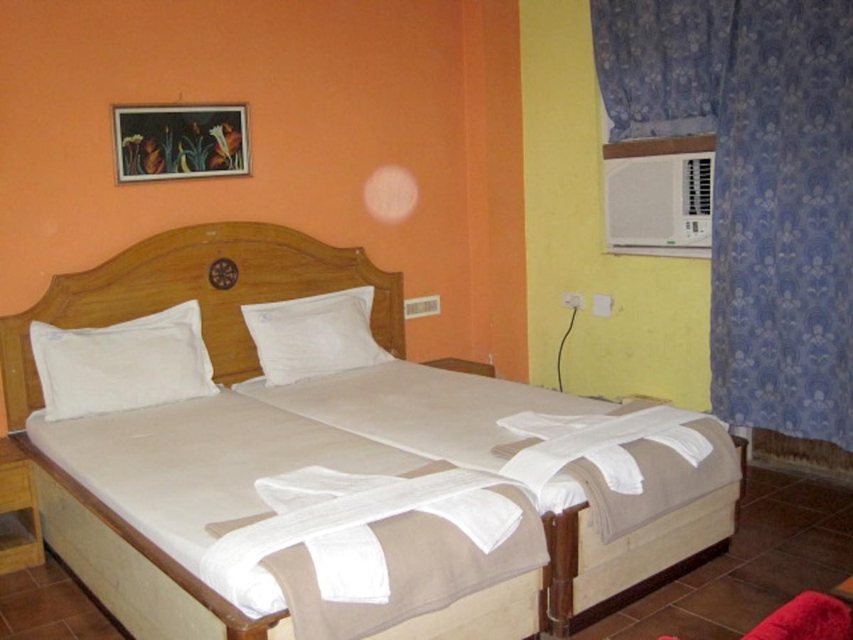Hotel Arya Palace Puri Esterno foto
